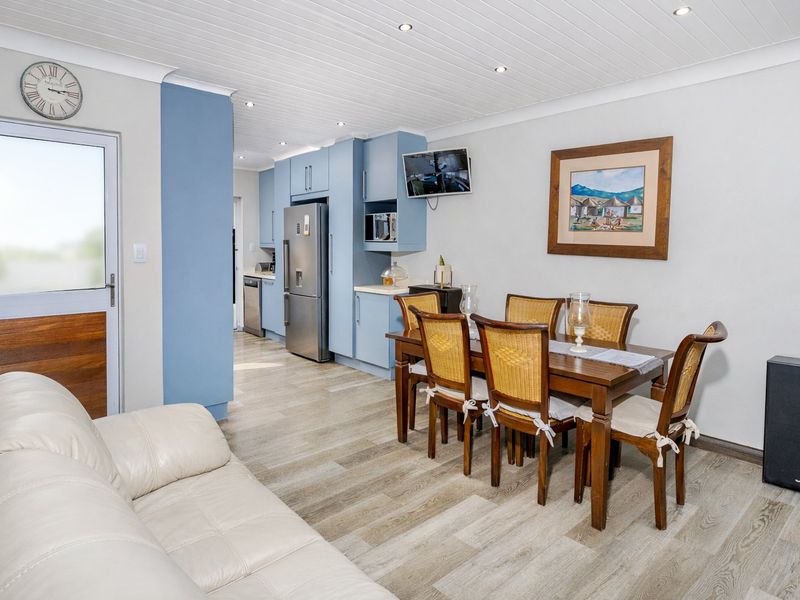 Refined Modern Living with Seamless Indoor-Outdoor Flow - Photo 5