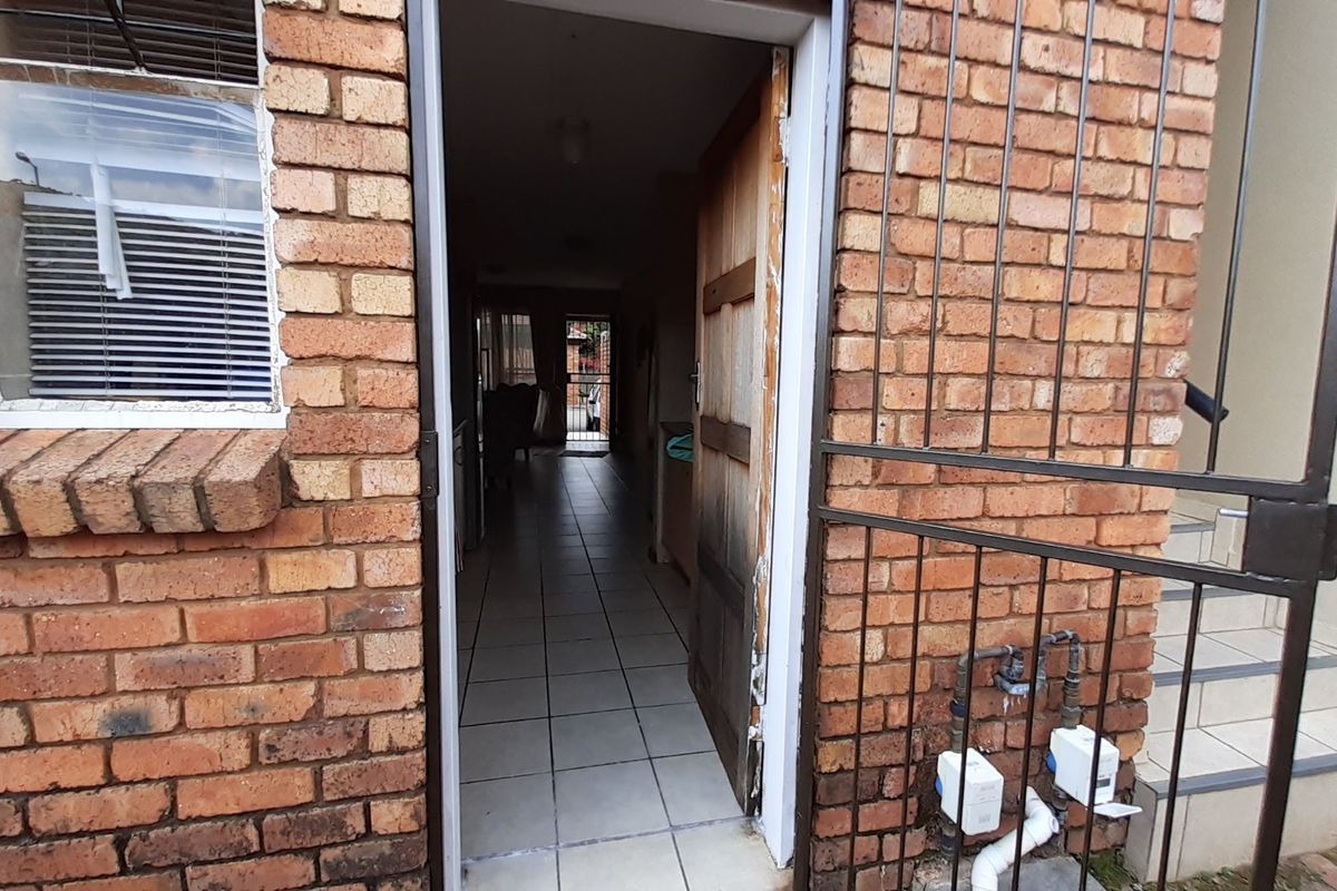 FOR SALE!  2 Bedroom Apartment.  Secure Complex - Photo 3