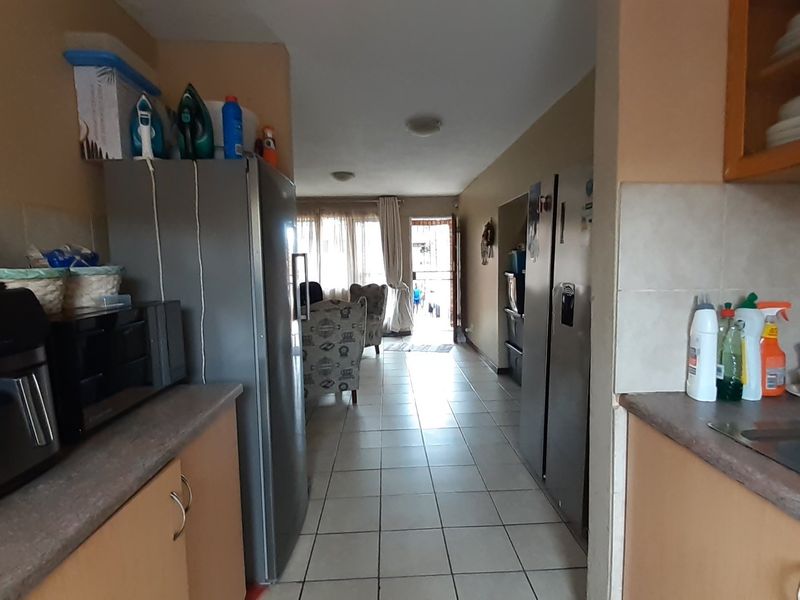 FOR SALE!  2 Bedroom Apartment.  Secure Complex - Photo 5