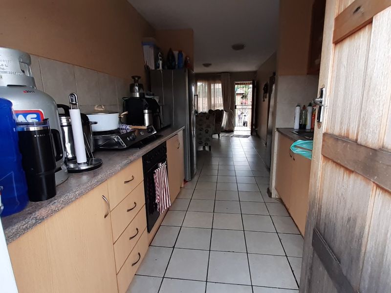 FOR SALE!  2 Bedroom Apartment.  Secure Complex - Photo 8