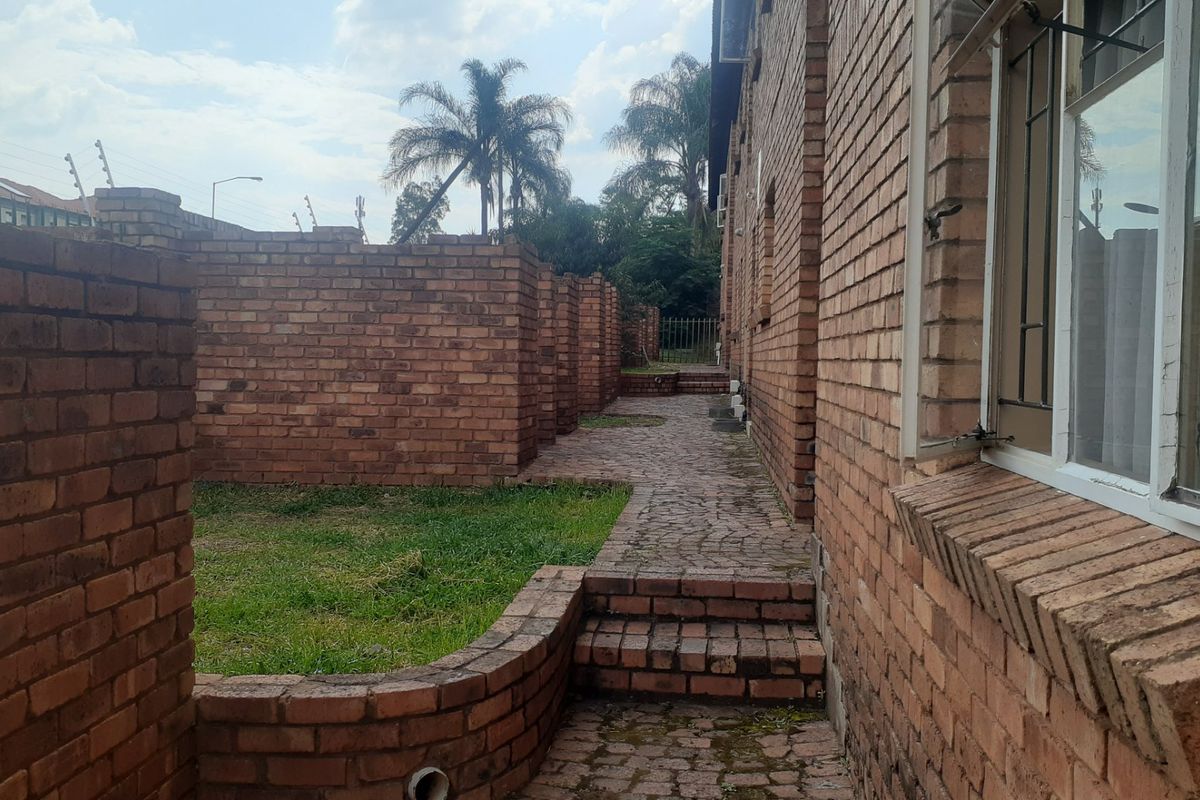 FOR SALE!  2 Bedroom Apartment.  Secure Complex - Photo 2