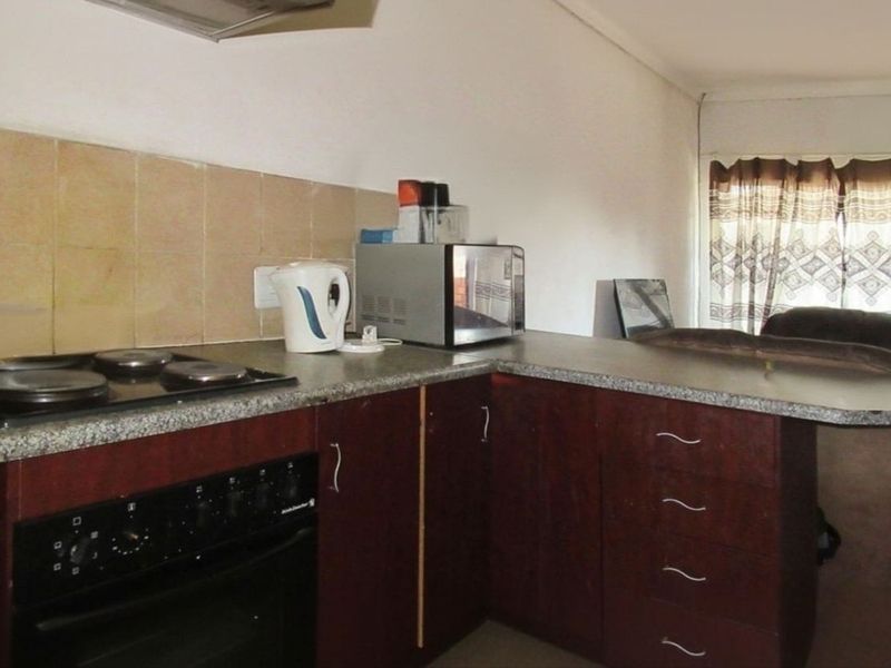 Spacious 2-Bedroom First Floor Apartment in Elspark - Photo 2