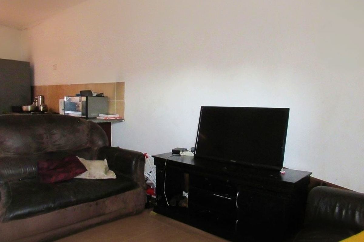 Spacious 2-Bedroom First Floor Apartment in Elspark - Photo 5