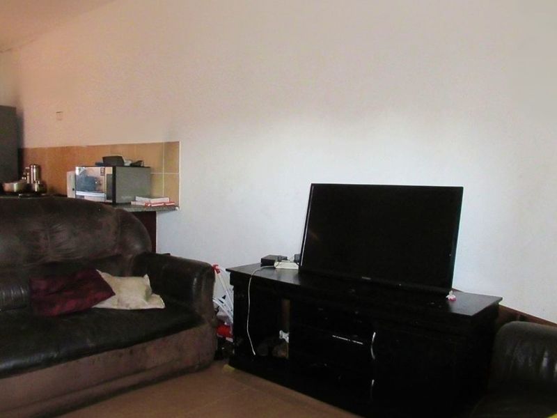 Spacious 2-Bedroom First Floor Apartment in Elspark - Photo 5