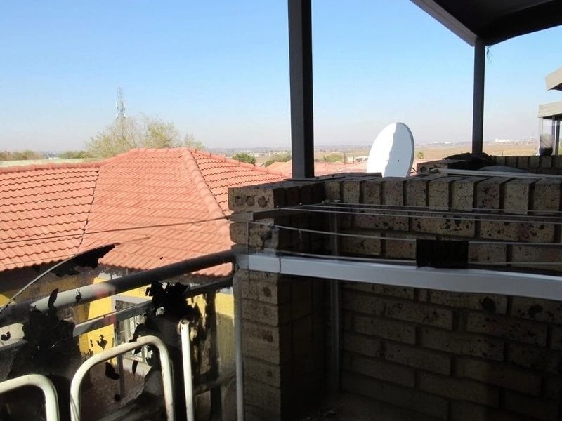 Spacious 2-Bedroom First Floor Apartment in Elspark - Photo 10