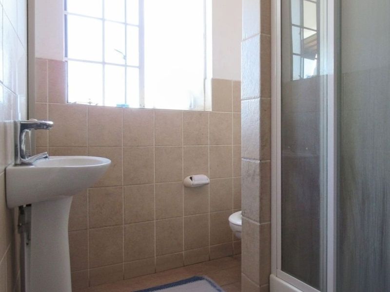 Spacious 2-Bedroom First Floor Apartment in Elspark - Photo 9