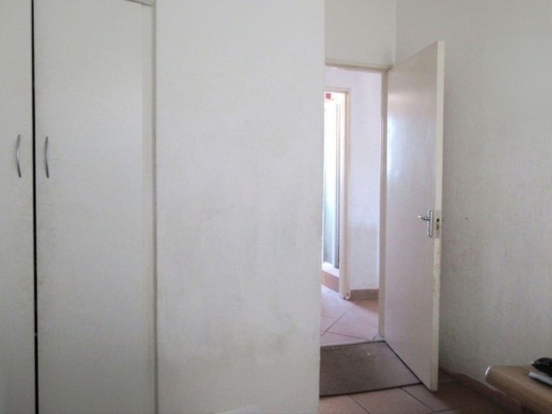 Spacious 2-Bedroom First Floor Apartment in Elspark - Photo 7