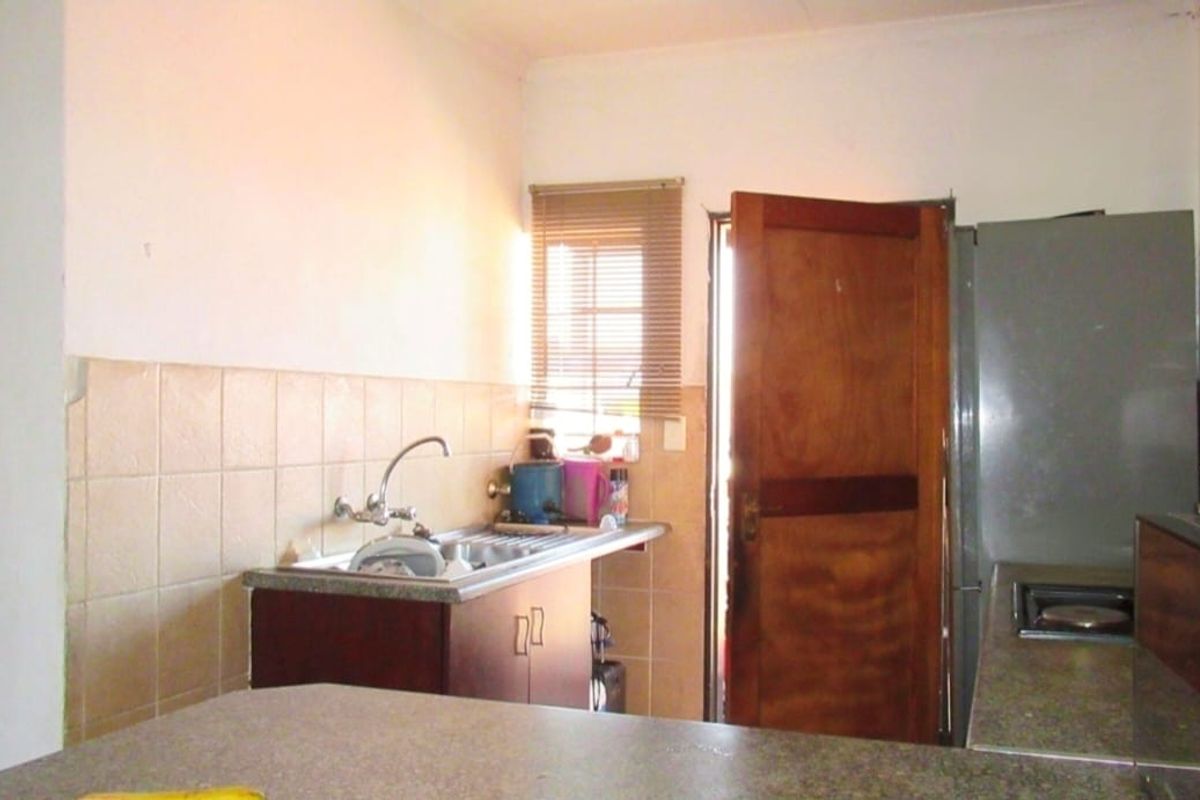 Spacious 2-Bedroom First Floor Apartment in Elspark - Photo 3