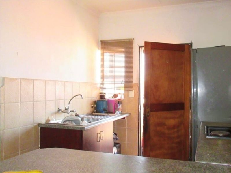 Spacious 2-Bedroom First Floor Apartment in Elspark - Photo 3