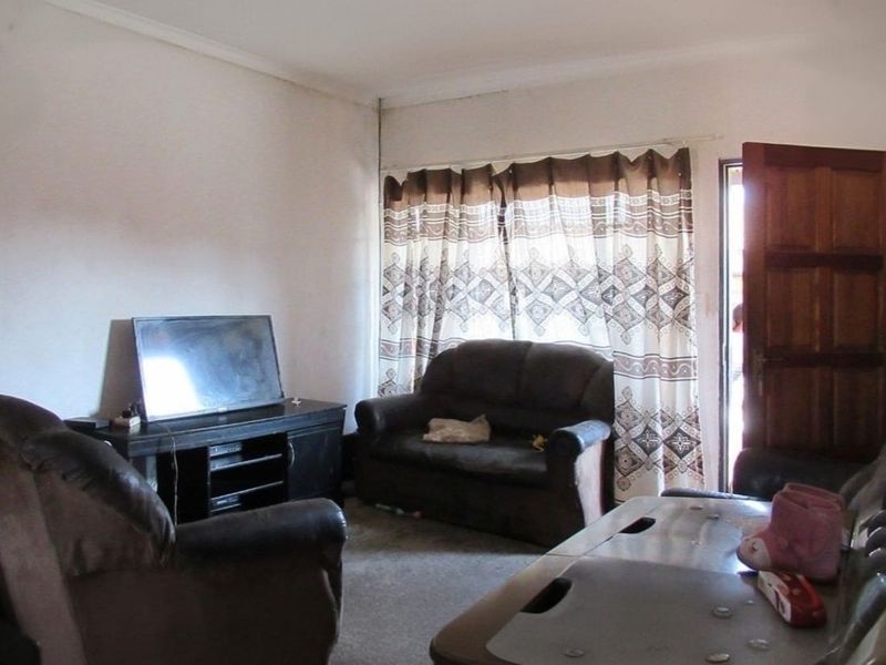 Spacious 2-Bedroom First Floor Apartment in Elspark - Photo 4