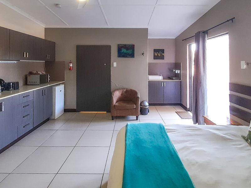 Profitable Eco Lodge on Offer In Up Market Nahoon, East London, Eastern Cape, Zoned & Powered For Growth. - Photo 10