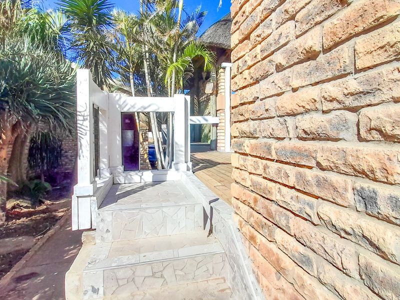 Coastal Investment with Panoramic Sea Views & Triple Income Potential on the Gonubie Coastline. - Photo 5