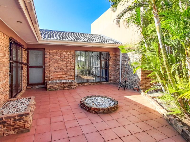 Coastal Investment with Panoramic Sea Views & Triple Income Potential on the Gonubie Coastline. - Photo 4