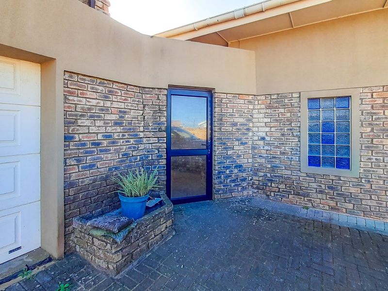 Coastal Investment with Panoramic Sea Views & Triple Income Potential on the Gonubie Coastline. - Photo 2