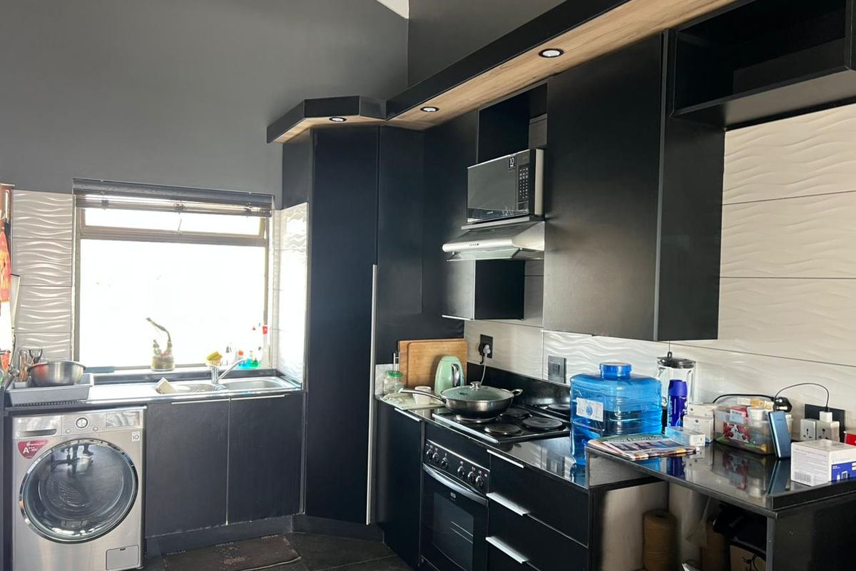 2 Bed | 1 Bath  | Top Floor Unit with Views – 74m2 - Photo 3