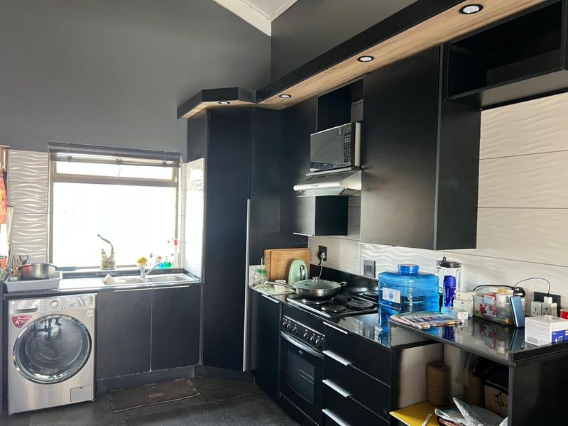 2 Bed | 1 Bath  | Top Floor Unit with Views – 74m2 - Photo 3