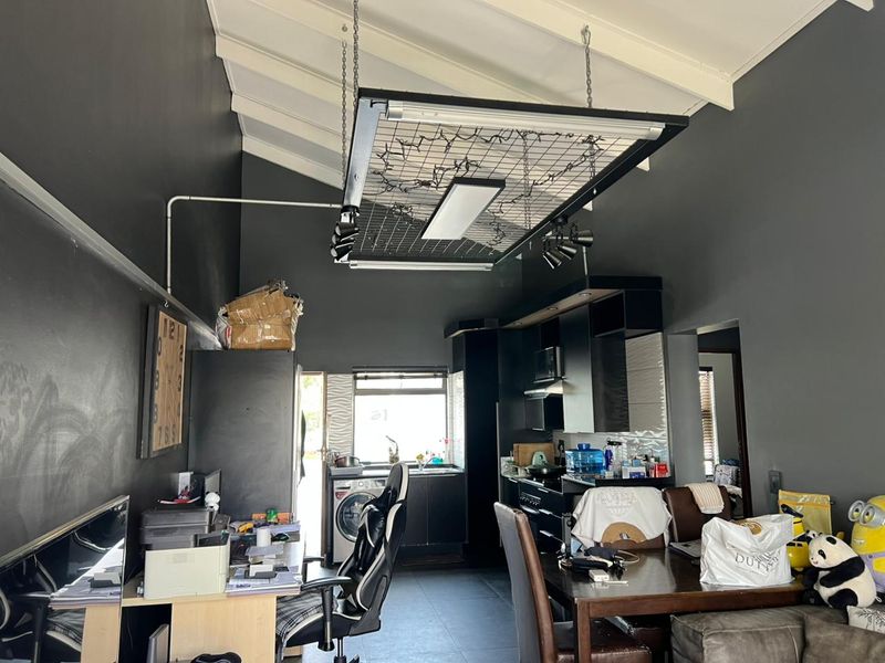 2 Bed | 1 Bath  | Top Floor Unit with Views – 74m2 - Photo 9