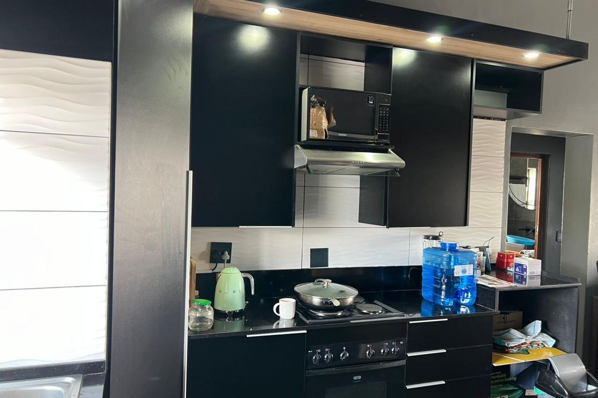 2 Bed | 1 Bath  | Top Floor Unit with Views – 74m2 - Photo 2