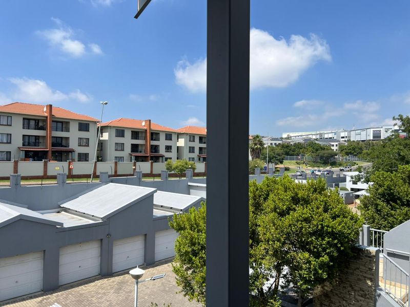 2 Bed | 1 Bath  | Top Floor Unit with Views – 74m2 - Photo 2