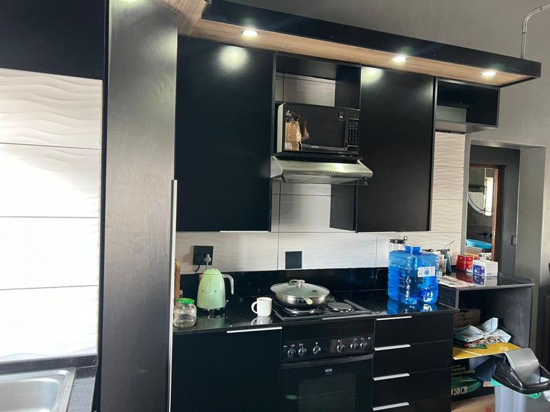 2 Bed | 1 Bath  | Top Floor Unit with Views – 74m2 - Photo 3