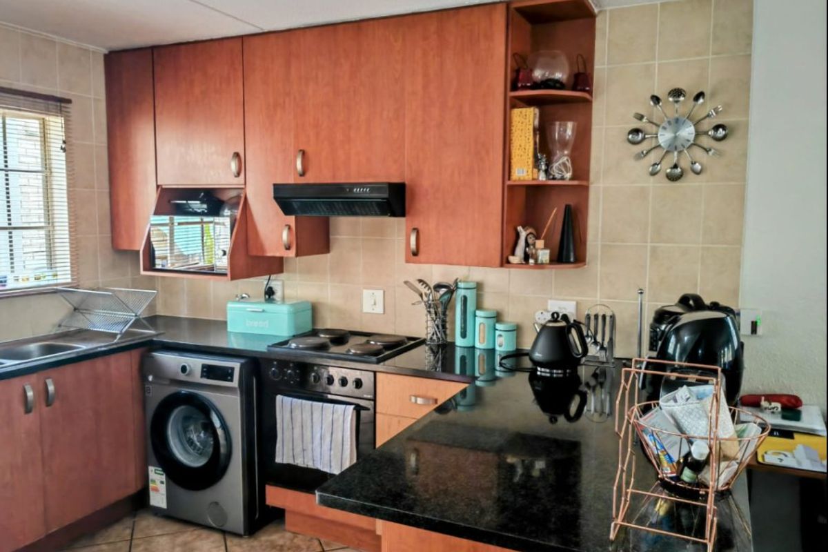 Charming Duplex with Private Garden and Secure Living - Photo 2