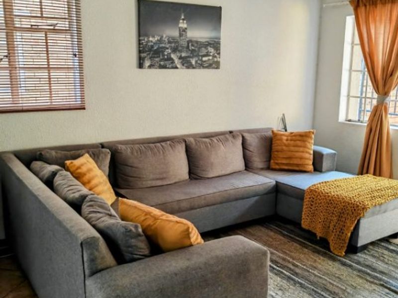 Charming Duplex with Private Garden and Secure Living - Photo 3