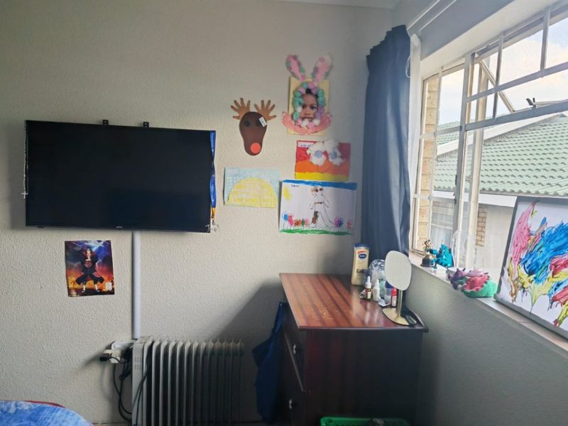 Charming Duplex with Private Garden and Secure Living - Photo 9