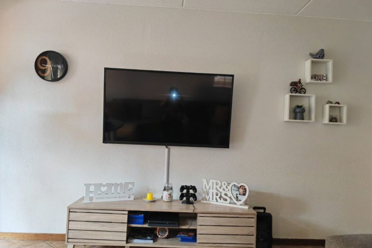 Charming Duplex with Private Garden and Secure Living - Photo 5