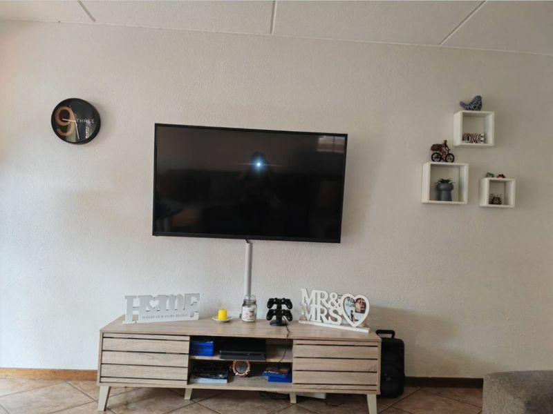 Charming Duplex with Private Garden and Secure Living - Photo 5