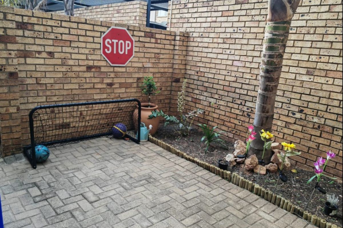 Charming Duplex with Private Garden and Secure Living - Photo 4