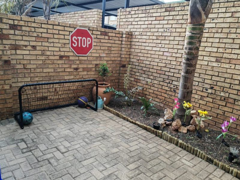 Charming Duplex with Private Garden and Secure Living - Photo 4