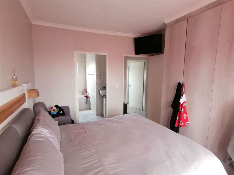 Spacious Family Home with Practical Living Spaces - Photo 2