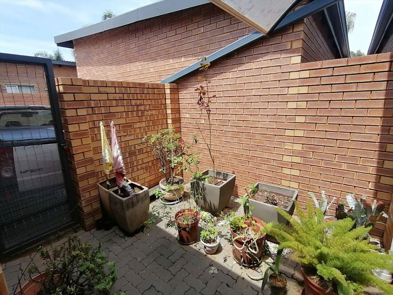 Spacious Family Home with Practical Living Spaces - Photo 3