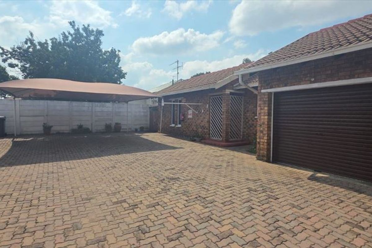 Well-Planned Home with Practical Features - Photo 3