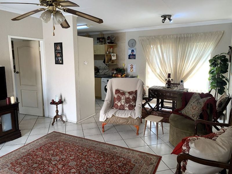 Cozy and Convenient Single-Bedroom Home - Photo 2