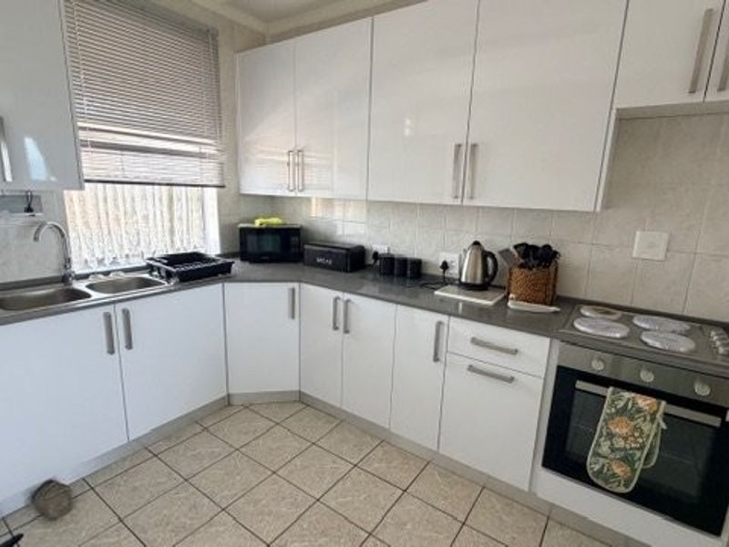 Experience Effortless Seaside Living – Stylish Holiday Retreat with Endless Ocean Views in Uvongo - Photo 5