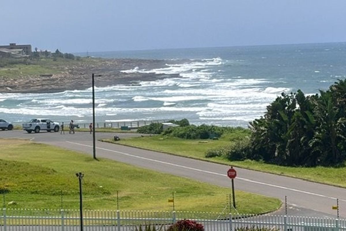 Experience Effortless Seaside Living – Stylish Holiday Retreat with Endless Ocean Views in Uvongo - Photo 2