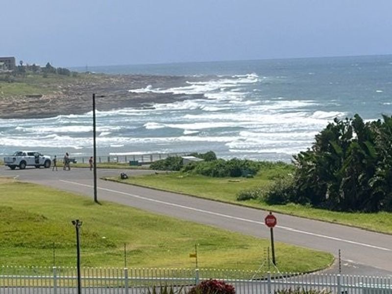 Experience Effortless Seaside Living – Stylish Holiday Retreat with Endless Ocean Views in Uvongo - Photo 2