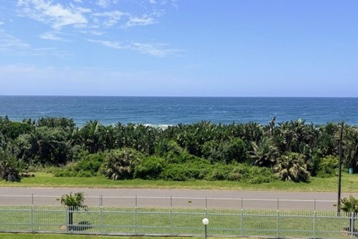 Experience Effortless Seaside Living – Stylish Holiday Retreat with Endless Ocean Views in Uvongo - Photo 3