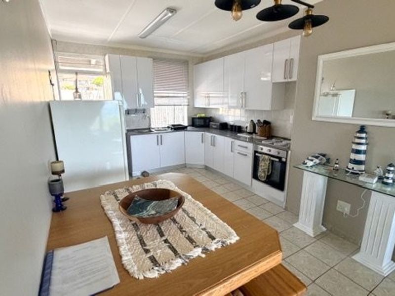 Experience Effortless Seaside Living – Stylish Holiday Retreat with Endless Ocean Views in Uvongo - Photo 6