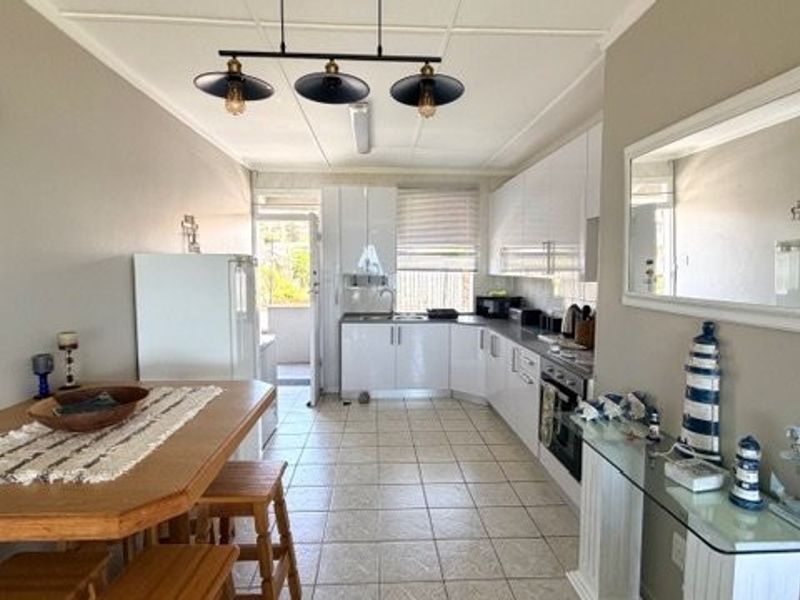 Experience Effortless Seaside Living – Stylish Holiday Retreat with Endless Ocean Views in Uvongo - Photo 7