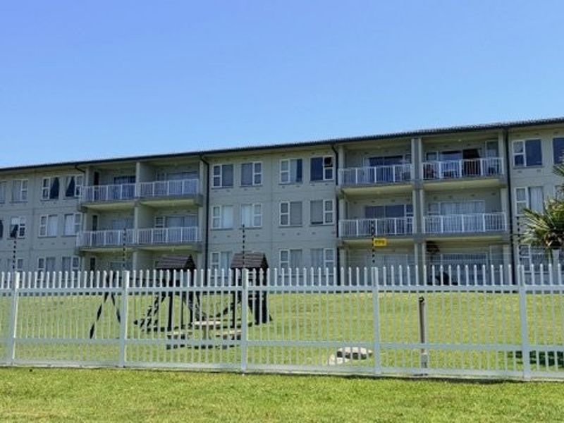 Experience Effortless Seaside Living – Stylish Holiday Retreat with Endless Ocean Views in Uvongo - Photo 1