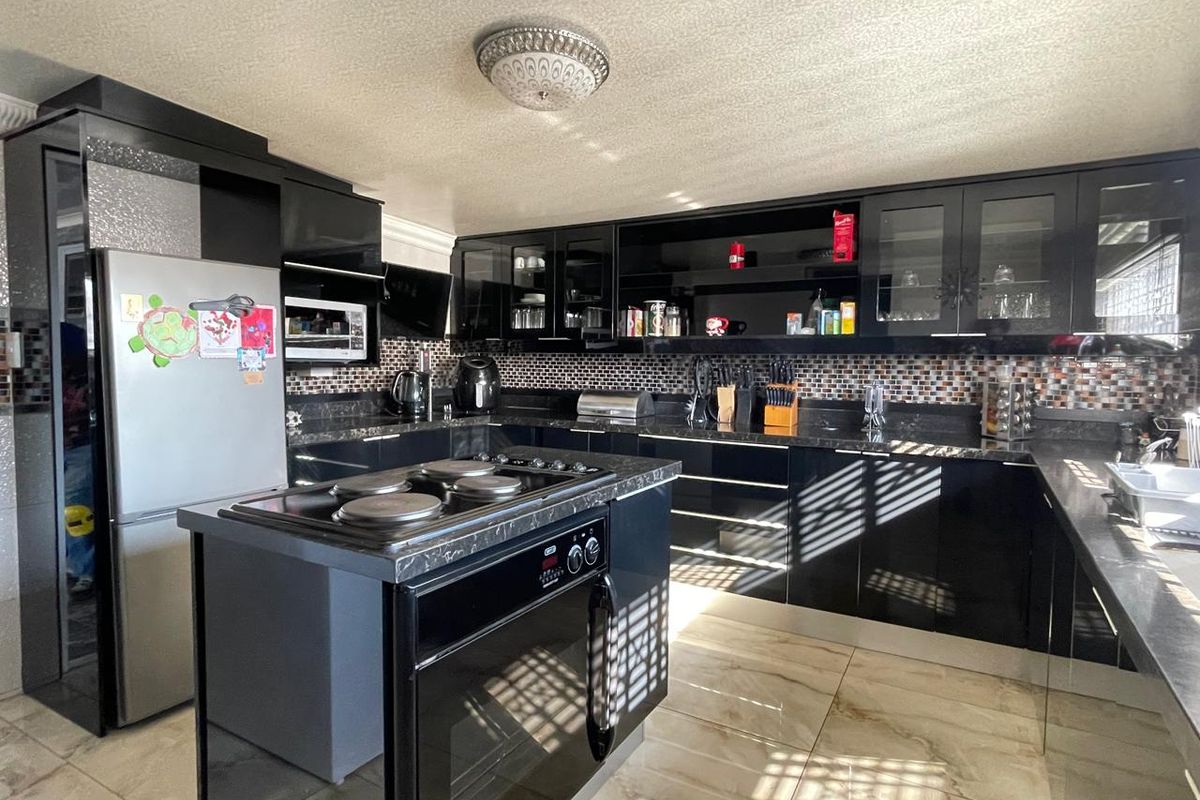 Stunning 4-Bedroom Home for Sale in Arcon Park! - Photo 4