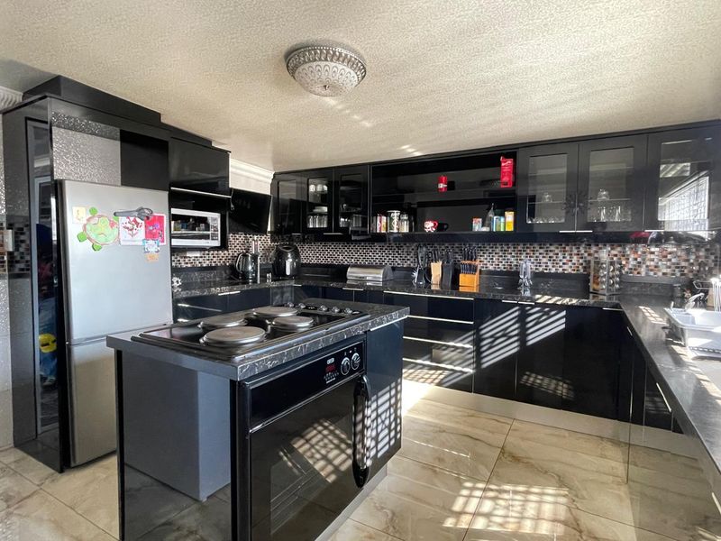 Stunning 4-Bedroom Home for Sale in Arcon Park! - Photo 4