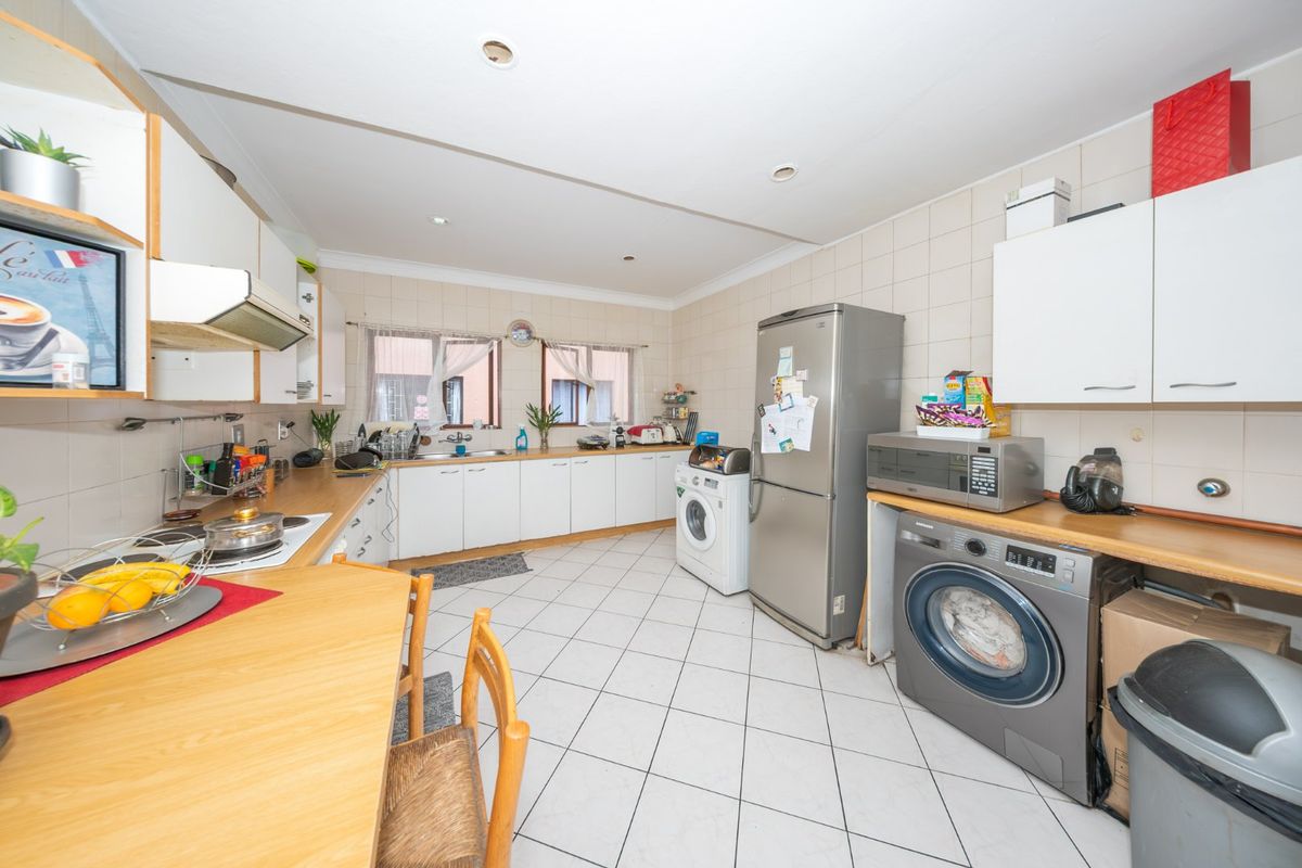 Secure Lock Up and Go Townhouse in Sought After Buurendal Edenvale! - Photo 4