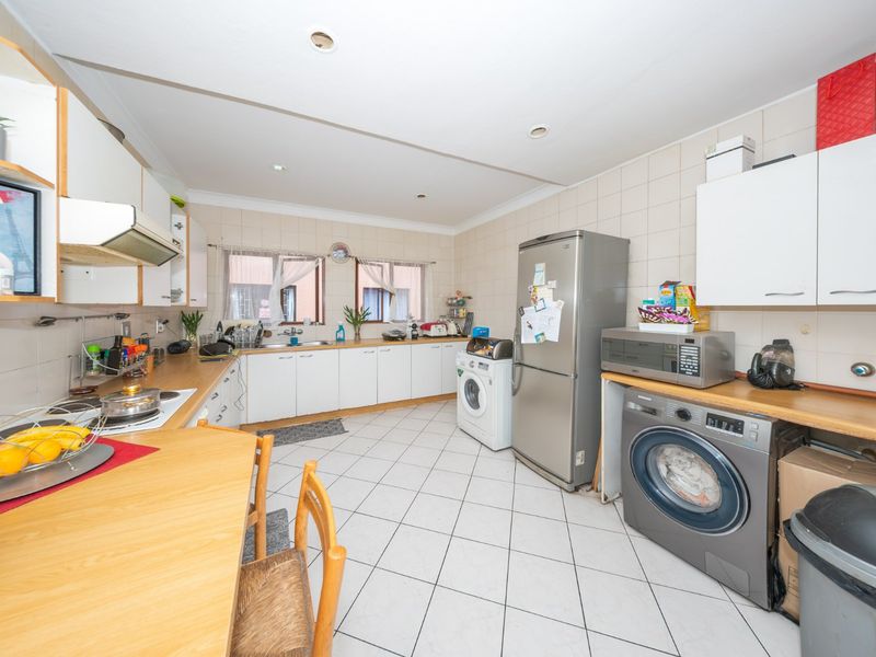 Secure Lock Up and Go Townhouse in Sought After Buurendal Edenvale! - Photo 4