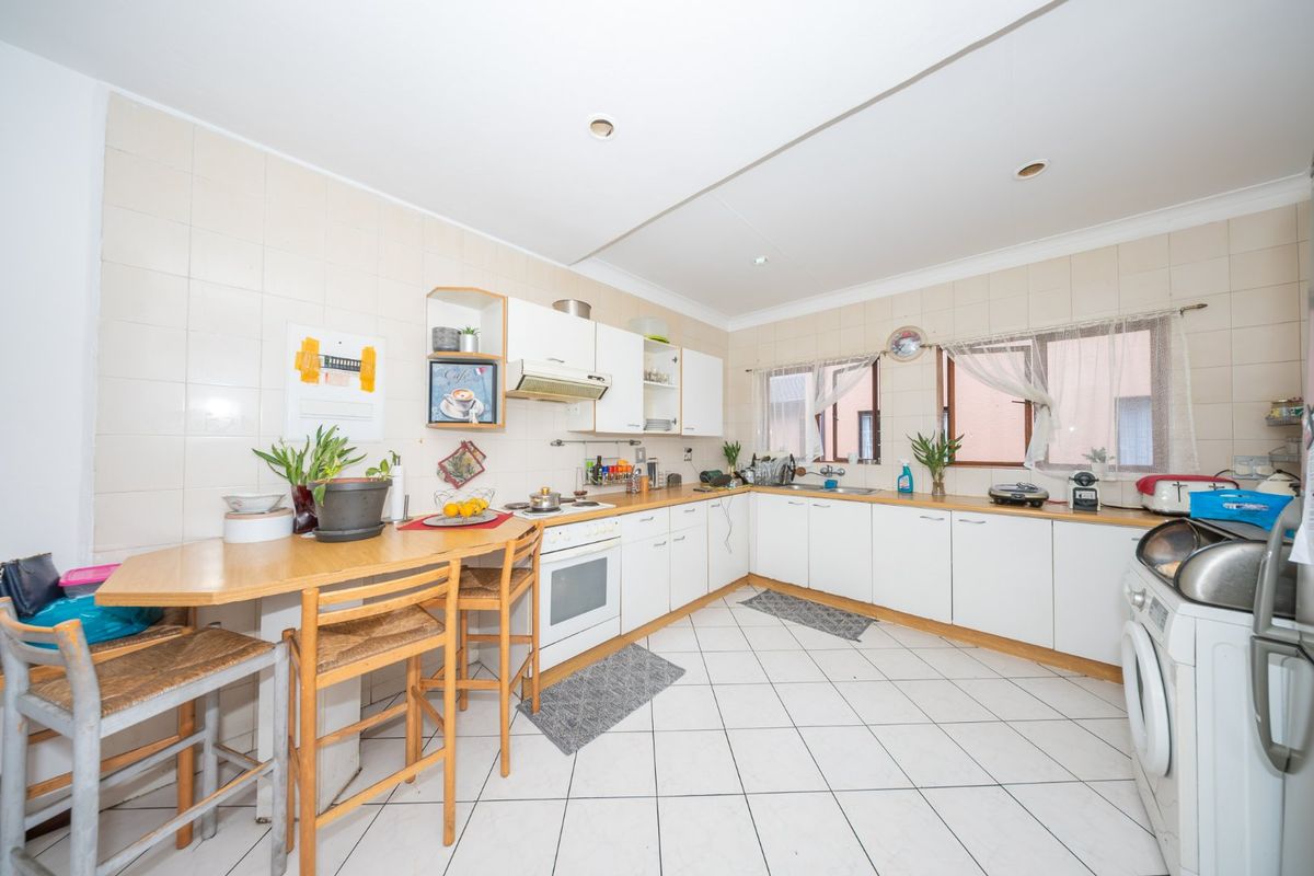 Secure Lock Up and Go Townhouse in Sought After Buurendal Edenvale! - Photo 5