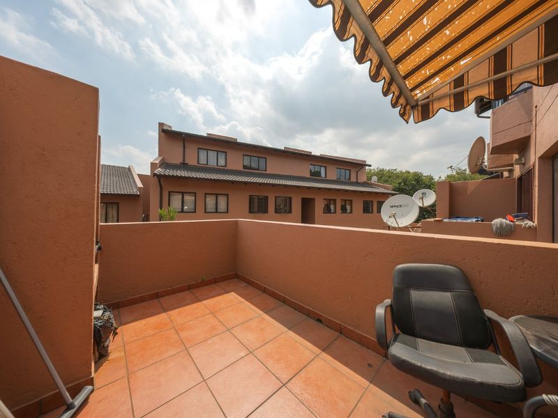Secure Lock Up and Go Townhouse in Sought After Buurendal Edenvale! - Photo 10