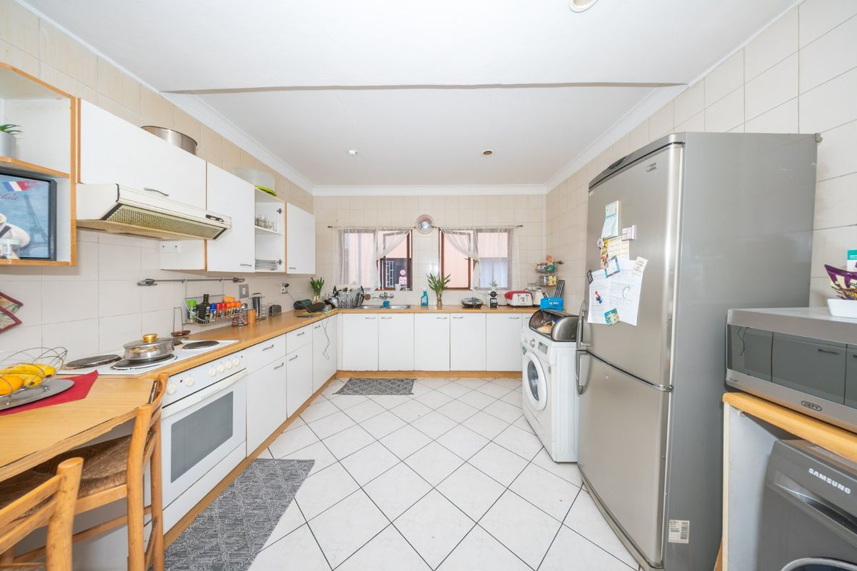 Secure Lock Up and Go Townhouse in Sought After Buurendal Edenvale! - Photo 3