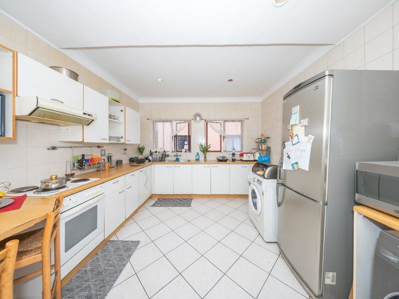 Secure Lock Up and Go Townhouse in Sought After Buurendal Edenvale! - Photo 3